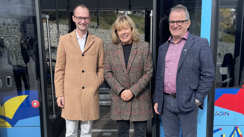 Reto Crameri (links) und Phillip Ruckstuhl von Procap Grischun mit  Prisca Anand, Gemeindevorstandsmitglied St. Moritz. Foto: Fadrina Hofmann