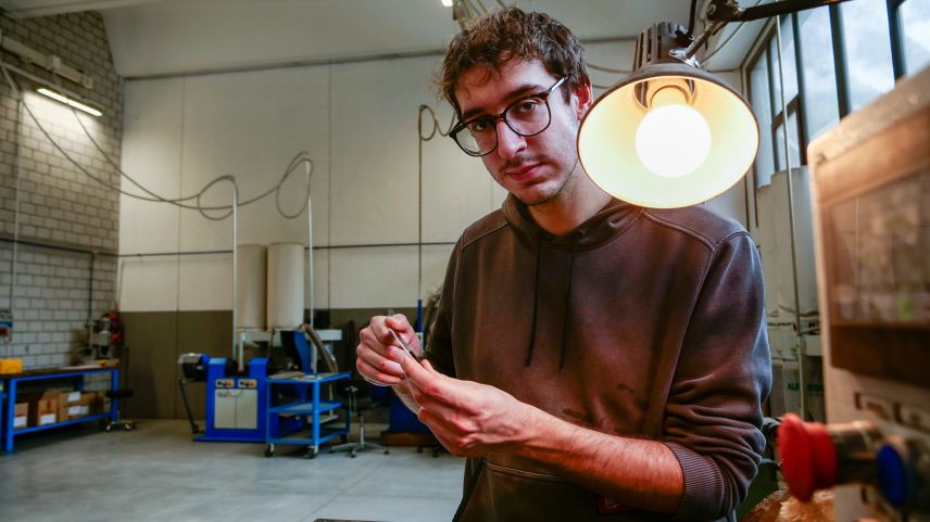 Giovanni Pomoni begutachtet den Best-of-Switzerland-Panoramaschliff an einer Messerklinge. Der Schleifvorgang ist und bleibt Firmengeheimnis. 