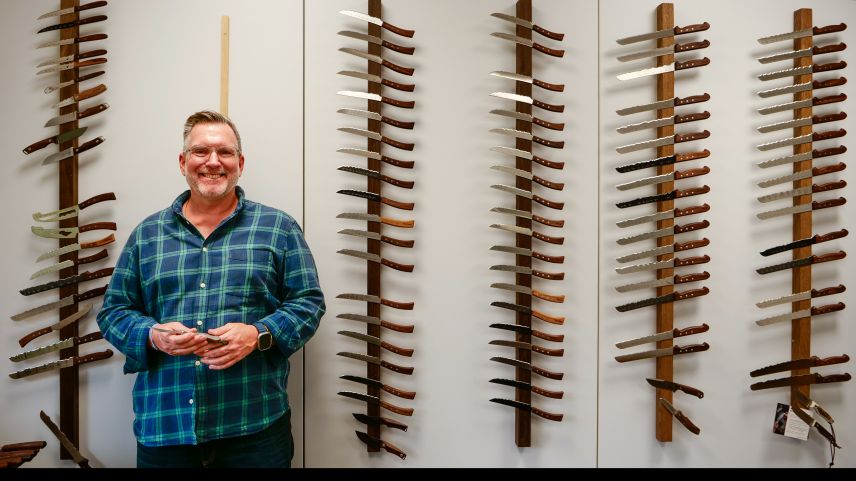 Hans-Peter Bolliger, CEO und Inhaber der Firmen PanoramaKnife GmbH Forch und BregagliaKnife Sarl Vicosoprano, mit einem Teil des Messersortiments. Fotos: Jon Duschletta