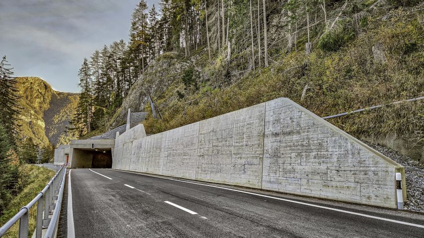 Das Westportal des Tunnels Val Alpetta mit der neuen Stützmauer. Foto: Tiefbauamt Graubünden