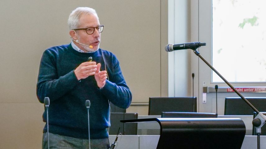 Andreas Beer aus Zernez sprach als Vertreter des Vereins Smart Grid Schweiz über gemachte Erfahrungen in Bezug auf den Klimaschutz und blickte mit gemischten Gefühlen in die Zukunft. Fotos: Jon Duschletta