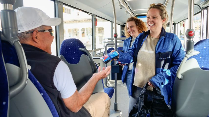 Die Teamleiterin Marketing der Bus und Service AG, Anja Arnold (rechts), hat am Dienstag zusammen mit Barbara Laim und anderen Mitarbeitenden Jubiläumsgeschenke an die Fahrgäste von Engadin Bus verteilt. Fotos: Jon Duschletta