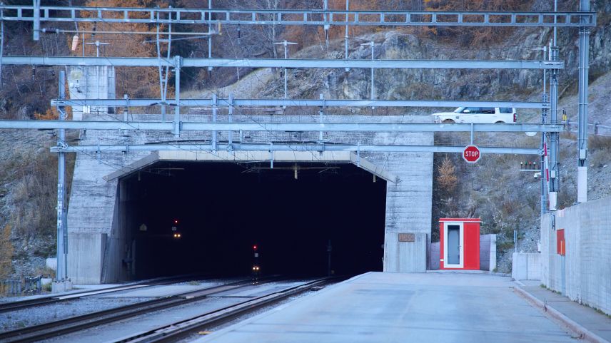 25 ons tunnel dal Vereina: La foura da 19 kilometers ha influenzà in divers möds la regiun Engiadina Bassa/Val Müstair – cun daplü giasts, daplü trafic ed eir daplü mobilità (fotografia: Michael Steiner).