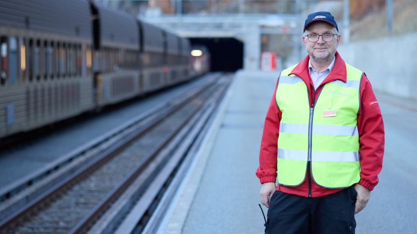 Simon Rohner pissera sco capogestiun daspö desch ons cha’l trafic tras il tunnel funcziuna. El es inchantà da la lavur strategica e da quella pratica (fotografias: Michael Steiner).