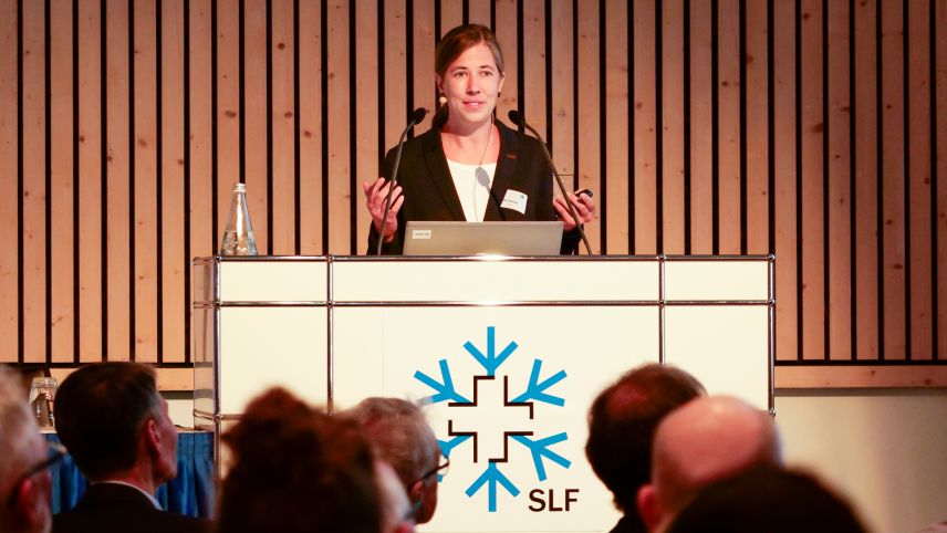 Anne Kempel vom WSL-Institut für Schnee- und Lawinenforschung SLF sprach zum Thema Biodiversitätsverlust und Risiken. Foto: Jon Duschletta