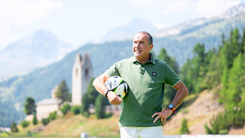 Fussballtrainer Fritz Schmid ist regelmässig auf dem Sportplatz San Gian in Celerina zu Gast. Die Aufnahme entstand bei einem Termin Ende August dieses Jahres. 