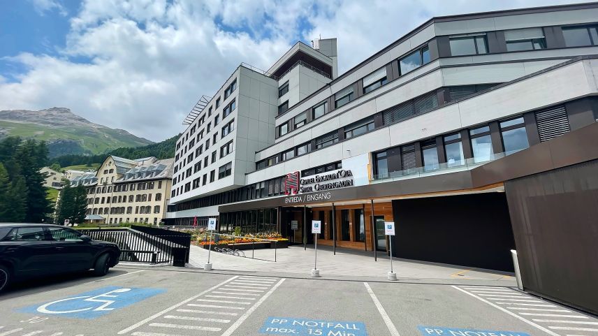 Wie lange bleibt das Spital Oberengadin in Samedan noch selbständig? Voraussichtlich im April 2025 wird in den Oberengadiner Gemeinden darüber abgestimmt.		 Foto: z. Vfg