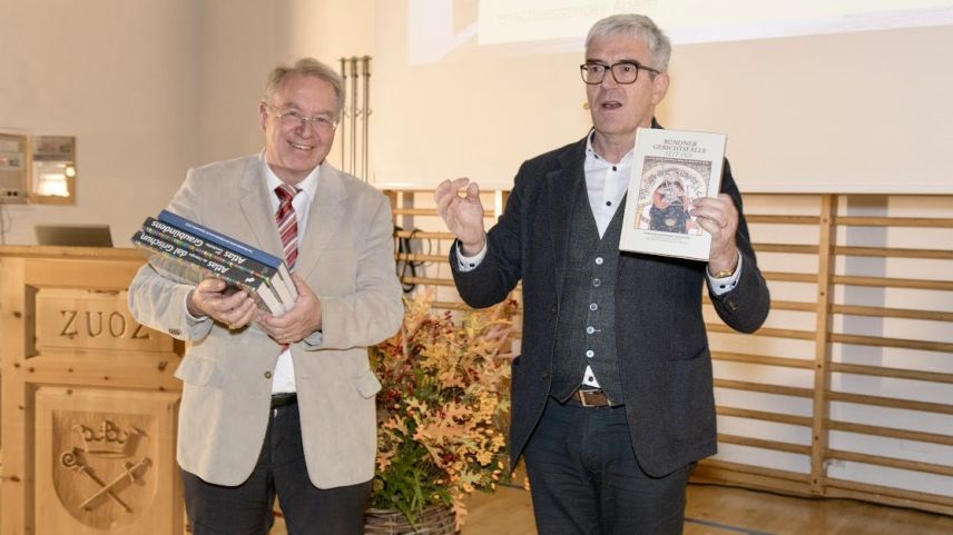 Lucian Schucan, Präsident Kulturarchiv Oberengadin, und Regierungspräsident Jon Domenic Parolini. Foto: Gian-Nicola Bass