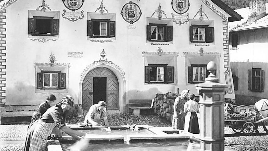 Das Leben im Unterengadin war ein anderes als im touristischeren Oberengadin. In Scuol wuschen die Hausfrauen  ihre Wäsche das ganze Jahr über im Dorfbrunnen. 	Foto: nossaistoriga.ch/Albert Schocher