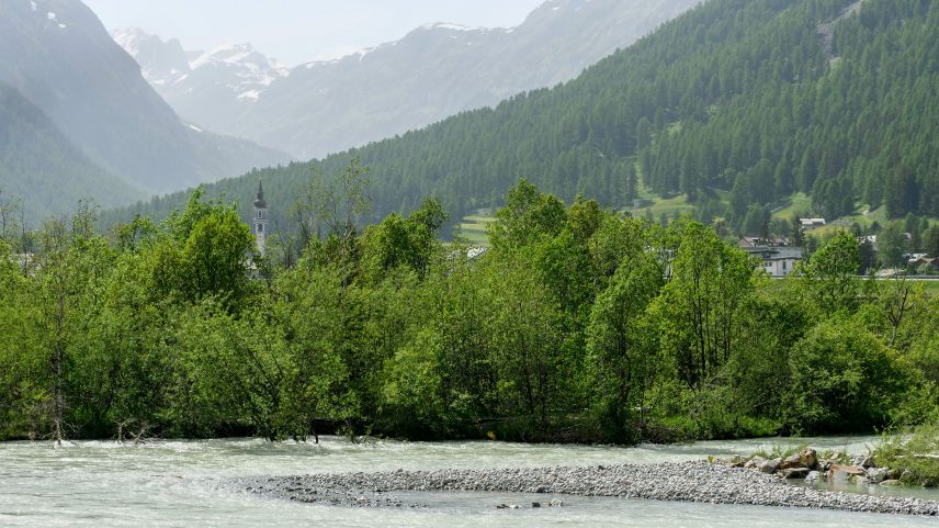 Nach der Inn-Revitalisierung bei Samedan und Bever steht nun das Folgeprojekt in La Punt an. Dafür hat der Beverser Souverän einem Reglement zur Durchführung von Landumlegungen zugestimmt. Archivfoto: Jon Duschletta  