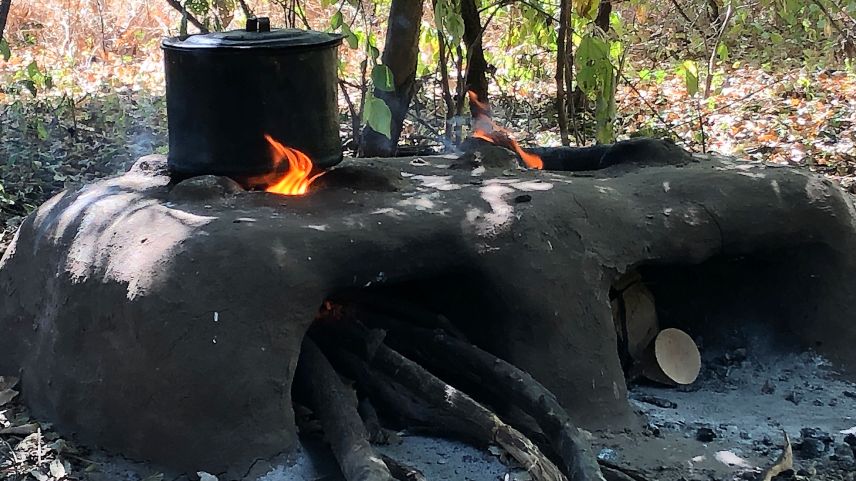 Mit dem neuen Lehmherd können bis zu 40 Prozent Feuerholz eingespart werden. Spendengelder fliessen in Mandia auch in eine neue Schulinfrastruktur und in ein neues Abfallsystem. 