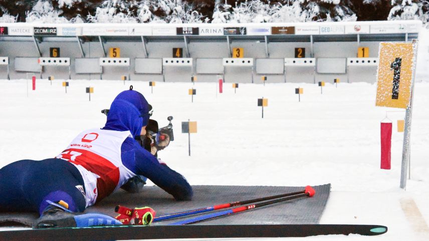 Hohe Konzentraiton bei sehr kalten Temperaturen am Biathlon-Rennen in Sclamischot. Foto: Nicolo Bass