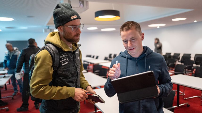 Nevin Galmarini im Gespräch mit Nationaltrainer Daniel Weis beim  Snowboard-Weltcup in Scuol (Foto: Mayk Wendt).