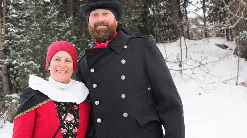 Die traditionelle Tracht der Damen und die kunstvoll verzierten Schlitten ergaben eine fröhliche Szenerie. Auch verheiratete Paare durften bei der diesjährigen Schlitteda mitmachen, so zum Beispiel Corina Baumann und Andrin Riedi. 