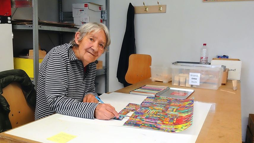 L’artista Erica Bivetti ho pür cun 62 ans cumanzo cun sia pittüra. Las citeds sun il motiv preferieu da l’artista samedrina (fotografia: mad).