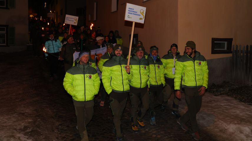 Mit einem Fackelumzug ist die 29. Ausgabe des Trofeo Danilo Re gestartet. Foto: Fadri Wehrli/SNP