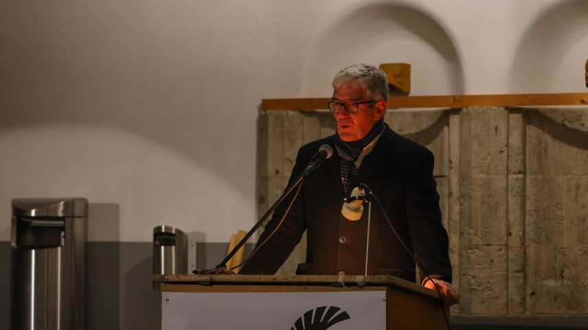 Regierungsrat Jon Domenic Parolini begrüsste die 30 Delegationen in Scuol. Foto: Fadri Wehrli/SNP