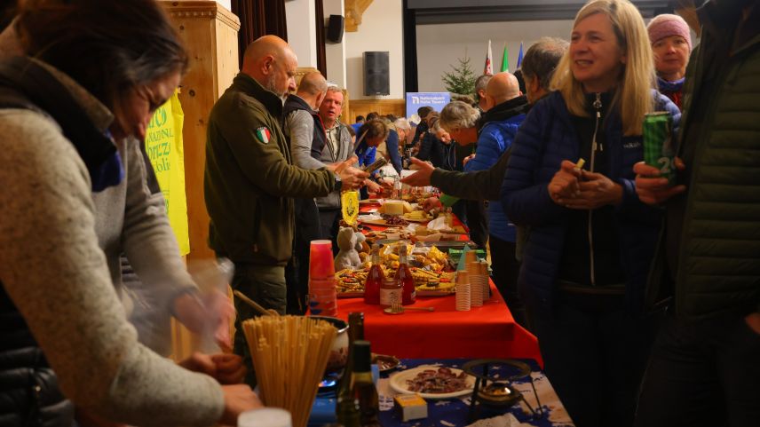 Beim Alpinen Buffet wurden Spezialitäten aus den verschiedenen Ländern aufgetischt. Foto: Fadri Wehrli/SNP