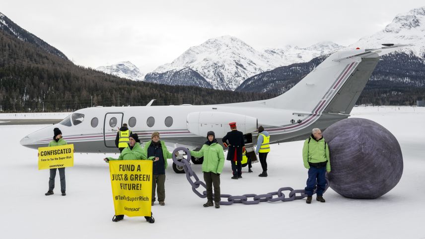 Greenpeace Aktivistinnen und Aktivisten blockieren einen Privatjet auf dem Rollfeld. Fotos: Mayk Wendt