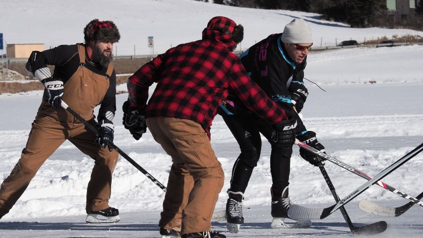 An der diesjährigen Pondhockey-Meisterschaft traten 78 Teams an – darunter Profis als auch Hobbyspieler. Foto: Carolin Rohwäder