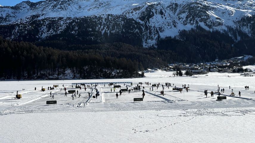 Auf dem Silvaplanersee wurden neun Spielfelder für das Pondhockey-Turnier präpariert. 		Foto: Carolin Rohwäder