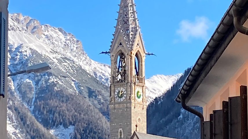 Der Kirchturm der reformierten Kirche in Sent stammt ebenfalls der Feder von Hartmann senior. 