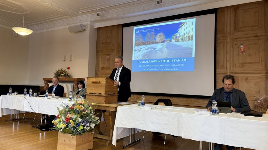 Verwaltungsratspräsident Jon Peer begrüsst die Aktionärinnen und Aktionäre.  Foto: Fadrina Hofmann