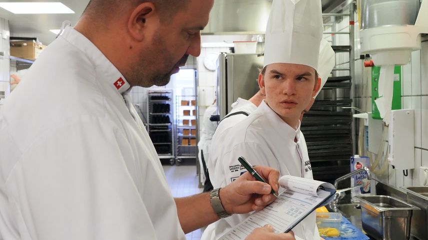  Fadri Baumann hat als Hauptgang ein Beef Wellington mit Pastinakengemüse und Portweinjus serviert. Foto: Carolin Rohwäder