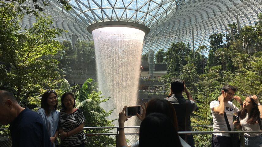 Tagsüber Diamanten klar, nachts in allen Farben: der Welt höchste Wasserfall auf dem Flughafen in Singapur. Fotos: Ruth Bossart