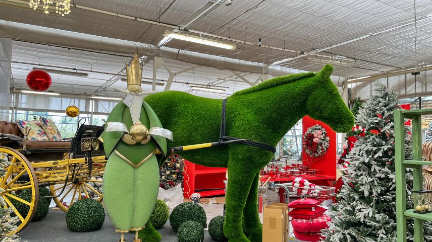 Kein Wunder seh ich rot, wenn solcherlei Weihnachtsdekos schon meine Herbstferien begleiten. Foto: Jon Duschletta