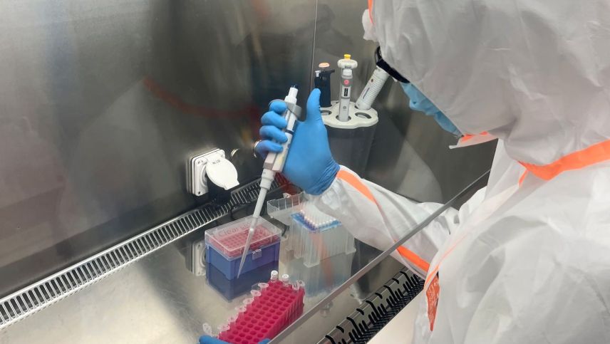 Damit die Proben nicht kontaminiert werden, herrscht im Umwelt-DNA-Labor höchste Sorgfalt, inklusive Ganzkörperschutzanzug. Foto: Martina Lüthi