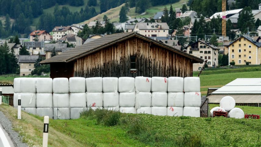 Beispiele von Futterreserven gibt es überall, auch entlang der Engadinerstrasse auf Höhe S-chanf und Zuoz. Foto: Jon Duschletta