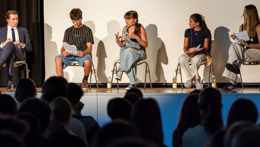 Engagierte Podiumsteilnehmede: Linus, Jonas, Luisa und Selma. Foto: Jean-Marie Delnon