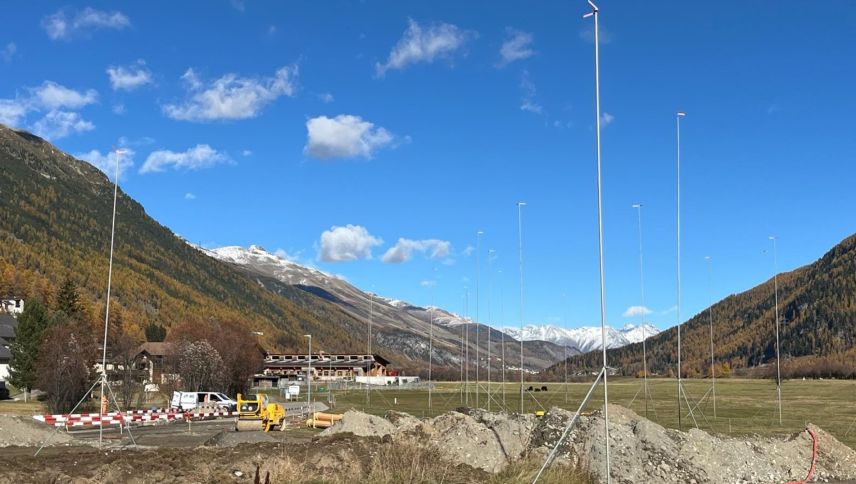 Im Gebiet Promulins in Samedan können 70 Erstwohnungen gebaut werden. Gegen das Projekt der Bürgergemeinde sind keine Einsprachen mehr eingegangen, Baustart soll im Frühjahr sein.	Foto: Andrea Gutgsell