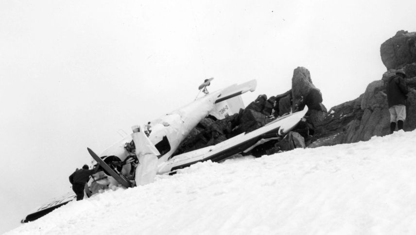 Die Dornier «Do-28» nach der Bruchlandung. Foto: Flugarchiv Graubünden