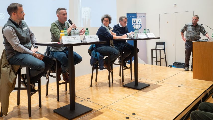 Von links: Arno Puorger, AJF Graubünden, Urs Wegmann, Leiter Sektion Wildtiere beim Bafu, Stefanie Gubler, Leiterin der SNP-Forschungskommission, Heinrich Haller, Wildtierbiologe sowie Moderator David Jenny. Foto: Jon Duschletta