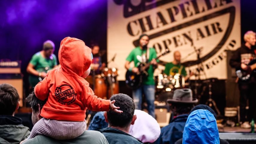 Das älteste Open Air Graubündens hat sein Festivalkonzept schon früh auf Familien ausgerichtet. Jung und Alt scheinen dies zu schätzen. Foto: Jon Duschletta