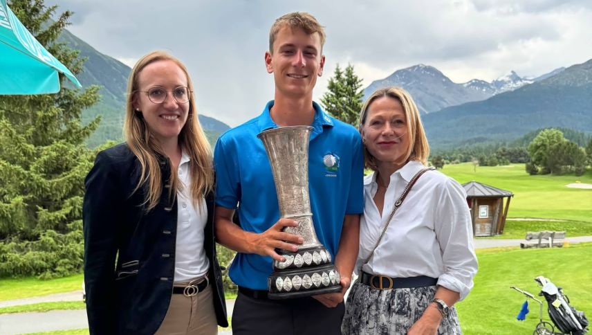 Jonathan Garbely mit Nadja Heuberger (Captain Engadine Golf Club, links) und Stefania Geronimi (Dior).  Foto: z. Vfg. Engadine Golf Club