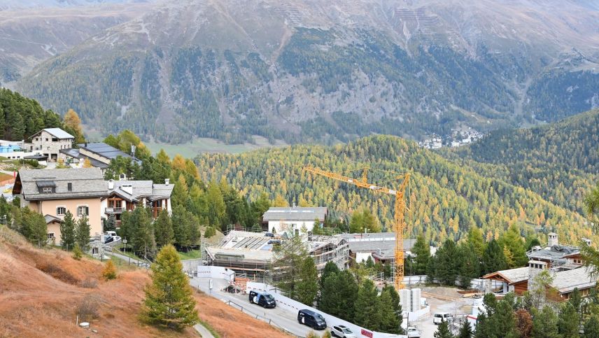 Auf dem angrenzenden Areal, wo sich einst die Eis- und Curlingbahn des Hotels befand, stehen heute diese Villen. Ganz links im Bild das ehemalige Direktorenhaus. Foto: Sina Margadant