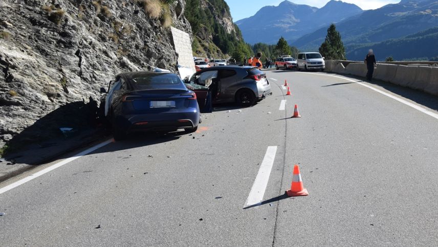 Die Hauptstrasse war für rund eine Stunde gesperrt. Foto: Kantonspolizei Graubünden