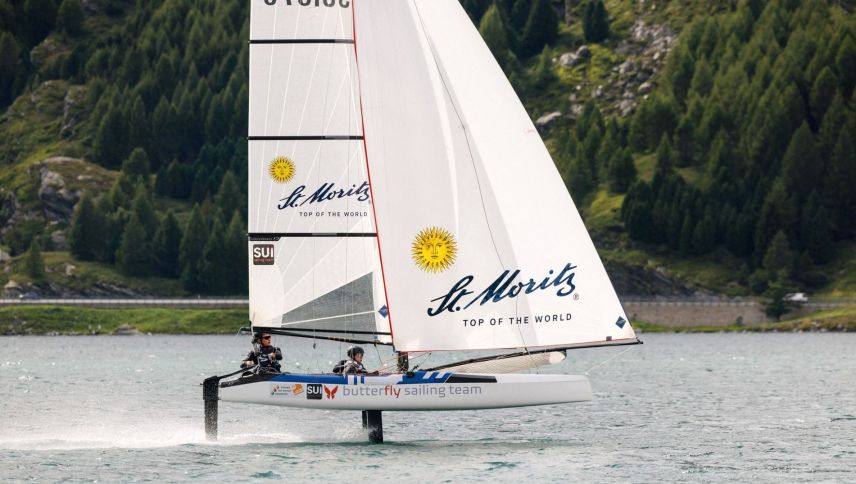 Tine Rossel aus St. Moritz und Andrea Aschieri sicherten sich an der Junioren-WM der Nacra 17 die Bronzemedaille. Foto: Fabian Gattlen