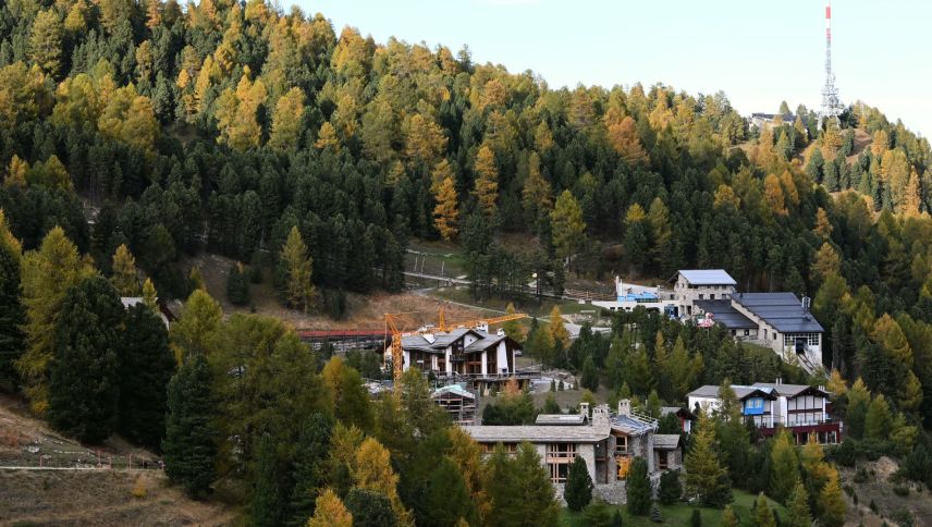 Heute stehen auf dem angrenzenden Areal fünf luxuriöse Villen, die teilweise weiter ausgebaut werden. Die ehemalige Bergstation der Chantarellabahn ist erhalten geblieben, wurde aber erweitert. Foto: Sina Margadant