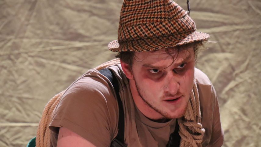 L’actur Jonathan Ferrari ho d’incuort finieu sieu stüdi da teater ed ho üna da las rollas principelas i’l töch «Üna sbrinzla», chi vain rapreschanto in occasiun dal prüm Festival Travers Zuoz (fotografia: Martin Camichel).