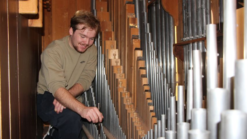 Der angehende Orgelbauer Gian Andrea Caratsch stimmt die Pfeifen der historischen Metzler-Orgel in S-chanf. Foto: Stefanie Wick Widmer