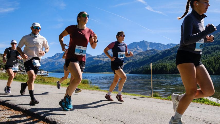 Kurz vor dem Ziel in Maloja sorgte das perfekte Wetter vor wunderbarer Kulisse für zufriedene Gesichter unter den Läuferinnen und Läufern.			  Foto: Madlaina Walther