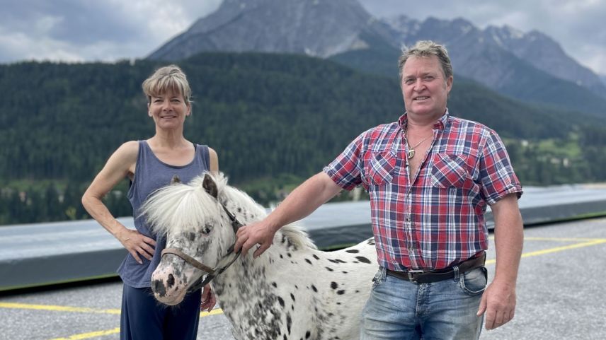 Roy Quaiser und Beatrice Florence Dechoûsa  mit ihrem Comedypony. Foto: Fadrina Hofmann
