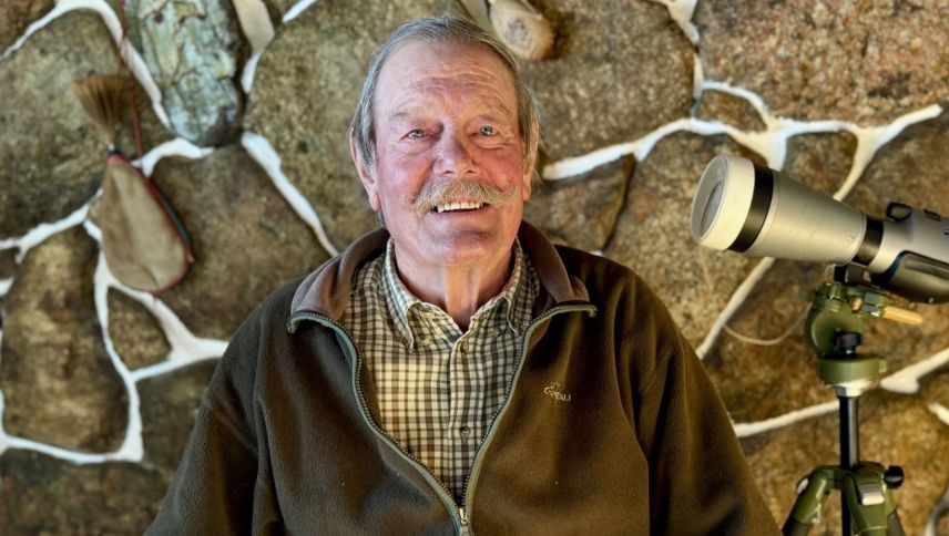 Pep Schaniel hat das Fernrohr immer griffbereit. Foto: Fadrina Hofmann