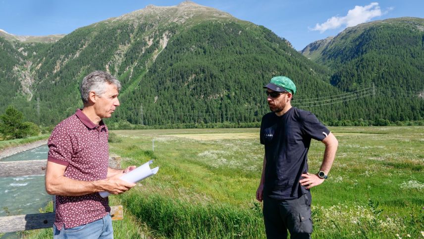 Fadri Guidon und Christian Vögeli während den Ausführungen zur geplanten Revitalisierung des Unterlaufs des Beverin. Foto: Jon Duschletta