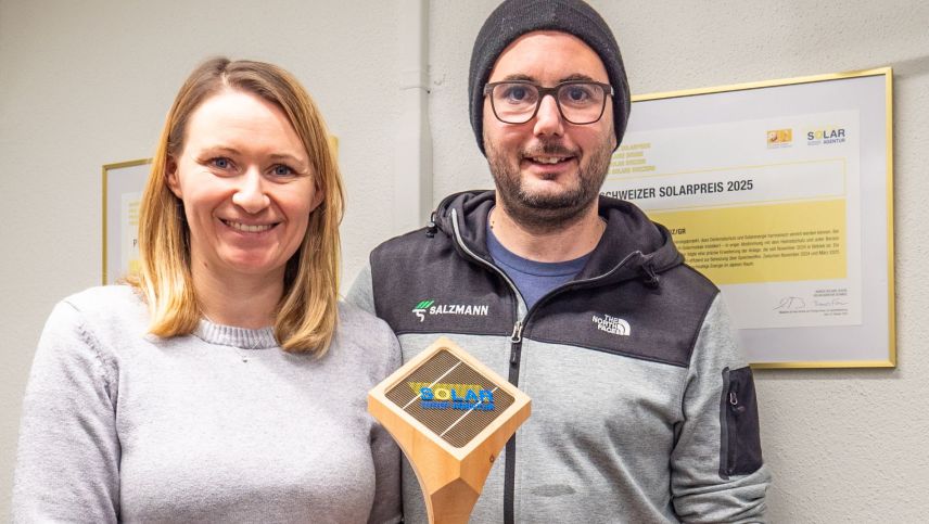 Nadja und Marco Salzmann mit dem Solarpreis. Sie haben den Familienbetrieb in eine neue, innovative Richtung gelenkt. Foto: Jon Duschletta