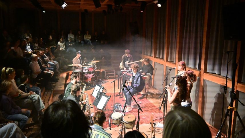 Gianni Tschenett mit grosser Formation sorgten für eingängige Klänge und eine Premiere im Zuoz Globe. Eine Musikformation dieser Grösse stand im Globe noch nie auf der Bühne. Foto: Sina Margadant